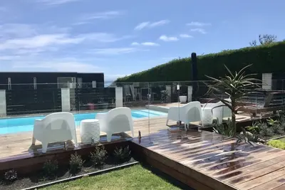 Image de Luxury 2 bdrm Apt w Private Pool located on Scarborough Hill, Sumner