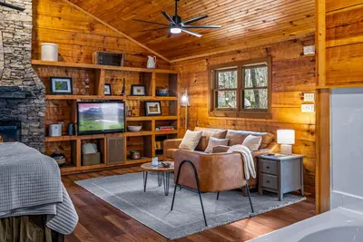 The Cove: Nestled amongst huge boulders and trees - Pool and Fitness Access!