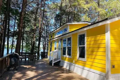 Image de Lakefront, Two Porches & Panoramic Views - #14