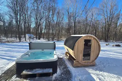 Image de 14 Min to Lake Michigan: 3br, 5 Beds, 30 Acres, Hot Tub, Sauna, Pets & Fire Pit