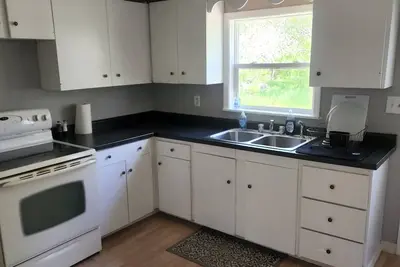 Image de Highway 20 Lodge--Quiet, Cozy, renovated two bedroom house that sleeps 6-7