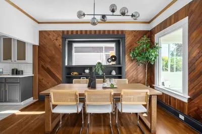Chic urban retreat within the vibrant Hawthorne / Richmond neighborhood