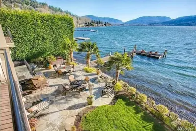 Image de Stunning Luxury Waterfront Home