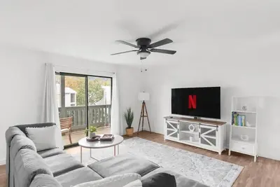 Image de Renovated condo near Samford with full kitchen, W/D, parking and super fast Wi-Fi