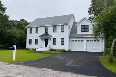 Image de Modern New home in East Falmouth!