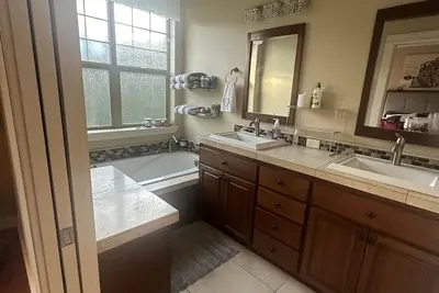 Image de Full House in the Suburbs