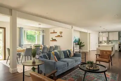 Image de King Beds, Fire Pit, Arcade, Games, 2 Living Rooms, Nursery - Perfect Retreat!