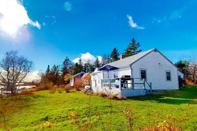 Image de \"The Way Life Should Be\"\nWATERFRONT Oasis /  Harbor Views And A Shared Dock. \n