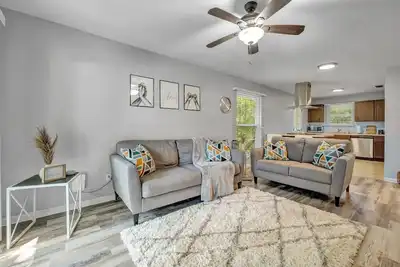 Image de Cozy home located minutes away from Downtown, I-10, Florida State and Famu!