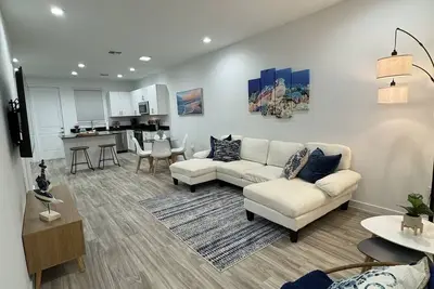 Image de Spacious 2bd/2. 5bth Home - Mins from the beach!