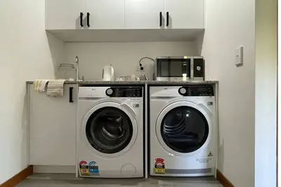 Image de Pomare cosy bush cabin 850m from Hi-way2 exit, w/i terrace&sea view, 2km-city