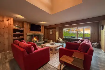 Image de East Ledge Lodge | Views, Pool Table, Spacious