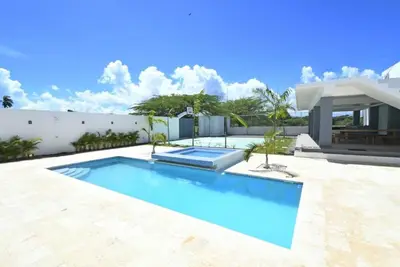 Image de Tropical, Fun, Private, 5-minute drive to it all