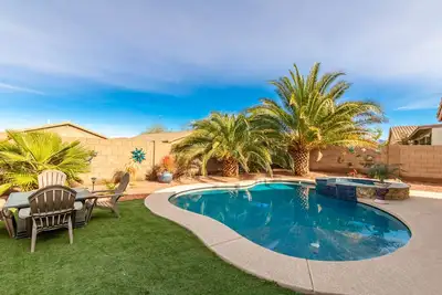 Image de Clean, quiet, comfy and charming in beautiful Estrella Mountain Ranch!
