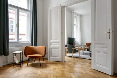 Image de Trendy Innere Stadt 3br w/ Elevator, Fully Furnished, by Blueground