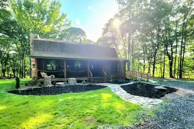 Serene 8 acre log house vacation getaway w/private hot tub and river access!