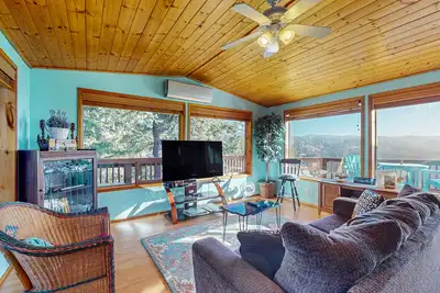 Image de Ocean/mountain view home in Boardman Scenic Corridor with great deck