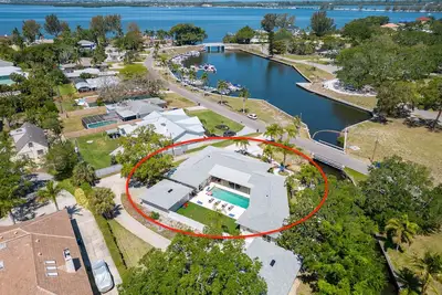 Image de Expansive home w/Pool, Putting Green, Bay view, Manatees, 10 mins to beaches & Img