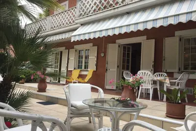 Image de Delightful ground floor apartment tastefully furnished, large garden terrace in quiet area behind th