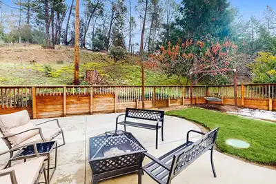 Image de Charming mountain retreat with wraparound deck, wood stove, & washer/dryer