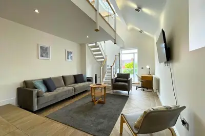 Image de 4 Bedroom Duplex Near Races and Hospital, Sleeps 7