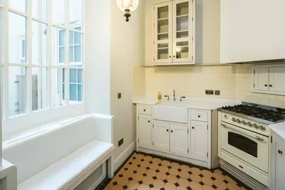 Image de Amazing 4 bedroom split level apartment in Kensington