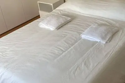 Lisbon Breezy Haven: 2-bedroom Oasis