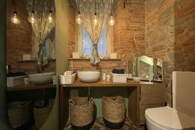 Image de Loft situalto in the historic center on the ground floor.