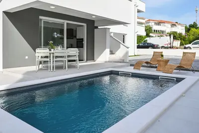 Image de One-bedroom apartment with pool and terrace