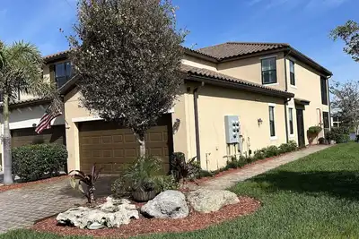 Image de Clean and fresh, newer condo in a resort style community