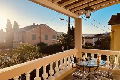 Image de A 5 minutes à pied du port de Sanary, bel appartement dans une villa 1930.