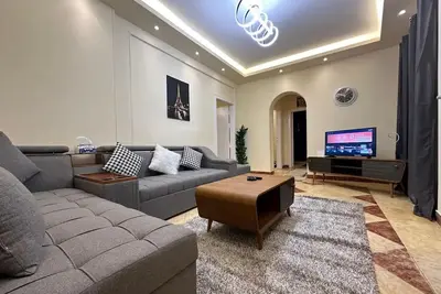 Image de Luxurious 2-Bedroom Oasis in Cairo's Vibrant Heart\n\n