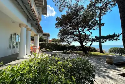 Image de Charmante villa première ligne. Accès privé Bassin