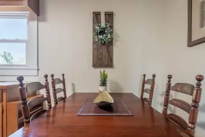 Image de Cozy Cottage Home, walkable to city center