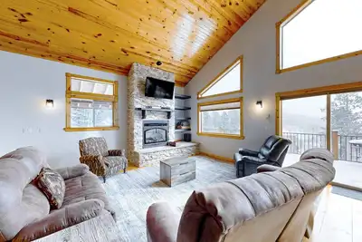 Image de Mountain cabin with game room, hot tub, deck, fireplace, grill, & Ac