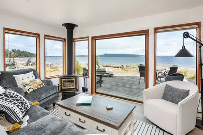 Image de Modern West Coast inspired home with outdoor sauna & shower-Steps from the ocean