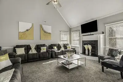 Image de Atlanta 9 private Bedrooms with 4k TVs, 13 Beds, Master on Main Floor 4000 sq ft