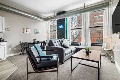 Image de 2 Bdr Living in the Heart of Downtown Cle
