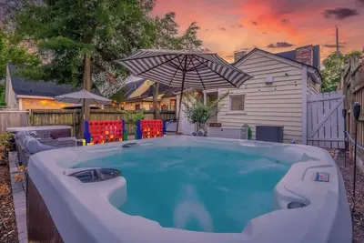 Image de Hot Tubs + Dt Duplex + Two Blocks off Forsyth Park