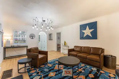 Image de Retreat with hot tub, walking distance to town