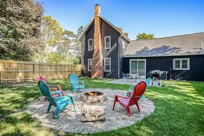 Image de Spacious home close to town with game room & hot tub