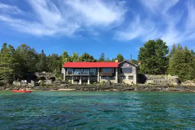 Image de Spectacular views- Stone Cottage, steps to the water, heated pool, pet friendly\n
