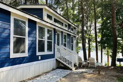 Image de Lakefront 2 Bed Tiny Home #15