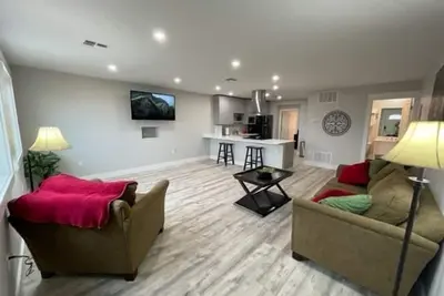 Image de A brand new modern 2 bedroom upstairs apartment