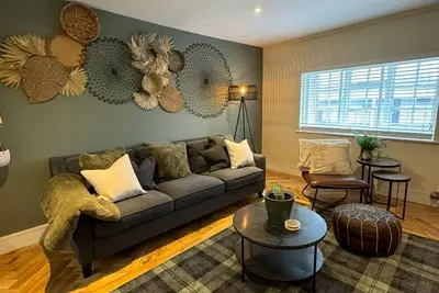 Image de Grade Ii Listed Central Historic Plymouth Barbican Apartment