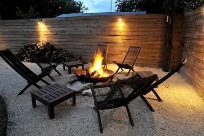 Image de Wow, Glass-Walled Design Bungalow near University of Texas\n