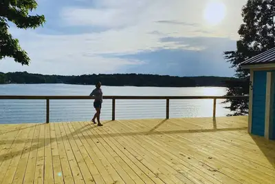 Image de New Waterfront Cabin on the Large Sundeck #24