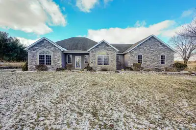 Image de Elegant Pataskala Home w/ Hot Tub & Fire Pit!