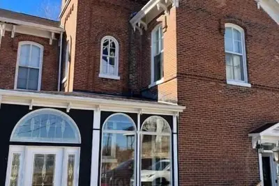 Image de 1869 Historic Italian Villa on the Bluff