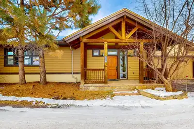 Image de Gorgeous valley view retreat with chef's kitchen, balcony, & hot tub